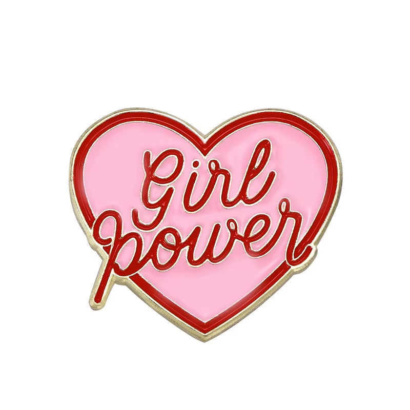 Broche Coeur Girl Power sur fond blanc