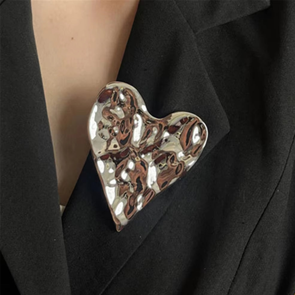 Broche Coeur Martelé Design sur une veste noire