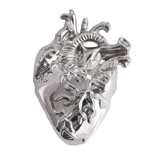 Broche Cœur Sculpté En Lumière argentée sur fond blanc