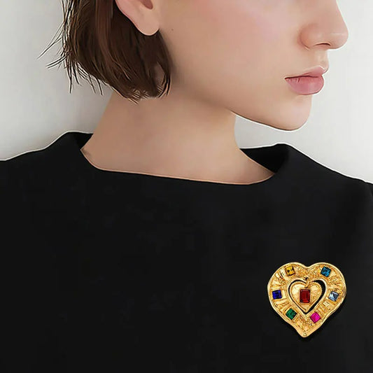 Broche Cœur Trésor Étincelant portée sur un pull noir par une mannequin