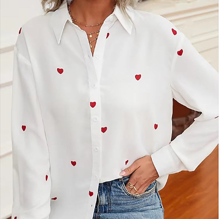 Chemise Col V Motif Coeur sur une femme
