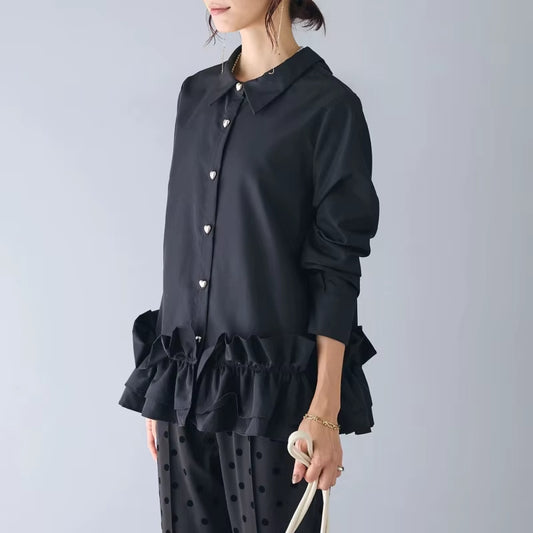 Chemise Femme avec Boutons en Coeurs sur une femme sur fond gris