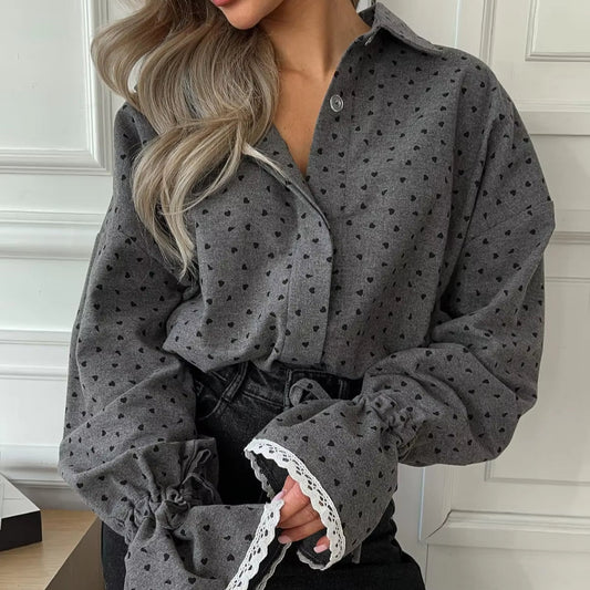 Chemisier Gris Dentelle Imprimé Coeur sur une femme