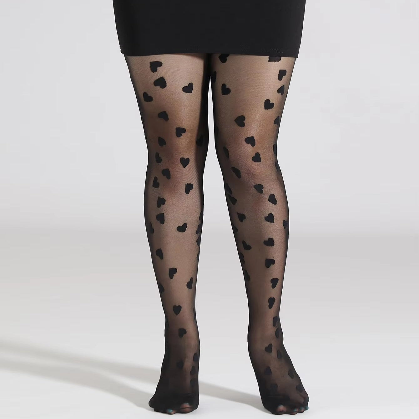 Collant Fin pour Femme Coeur Noir sur une femme