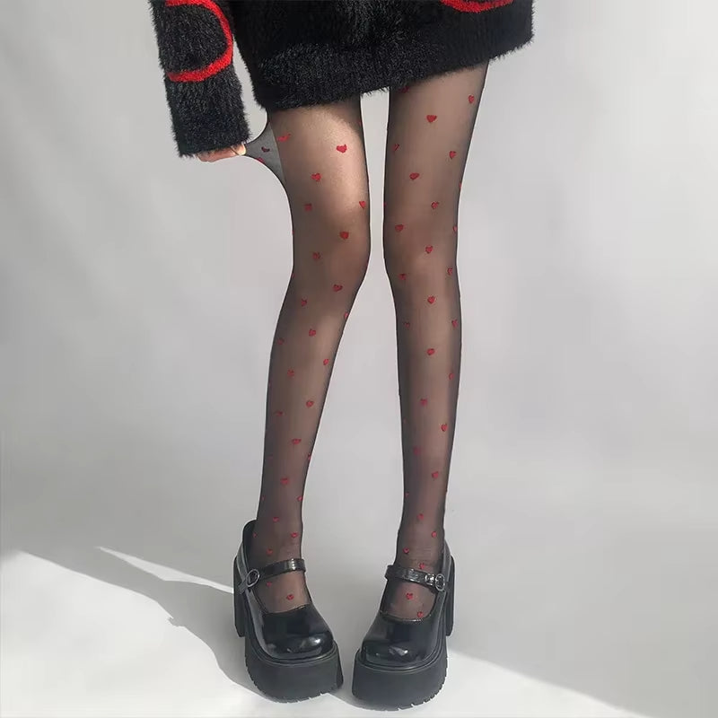 Collant Noir Fin pour Femme Motifs Coeur sur les jambes d'une femme