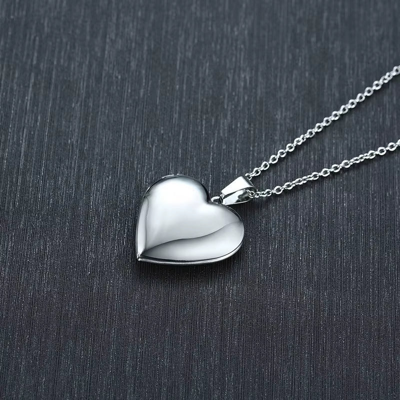 Collier Coeur Moderne et Raffiné sur fond noir