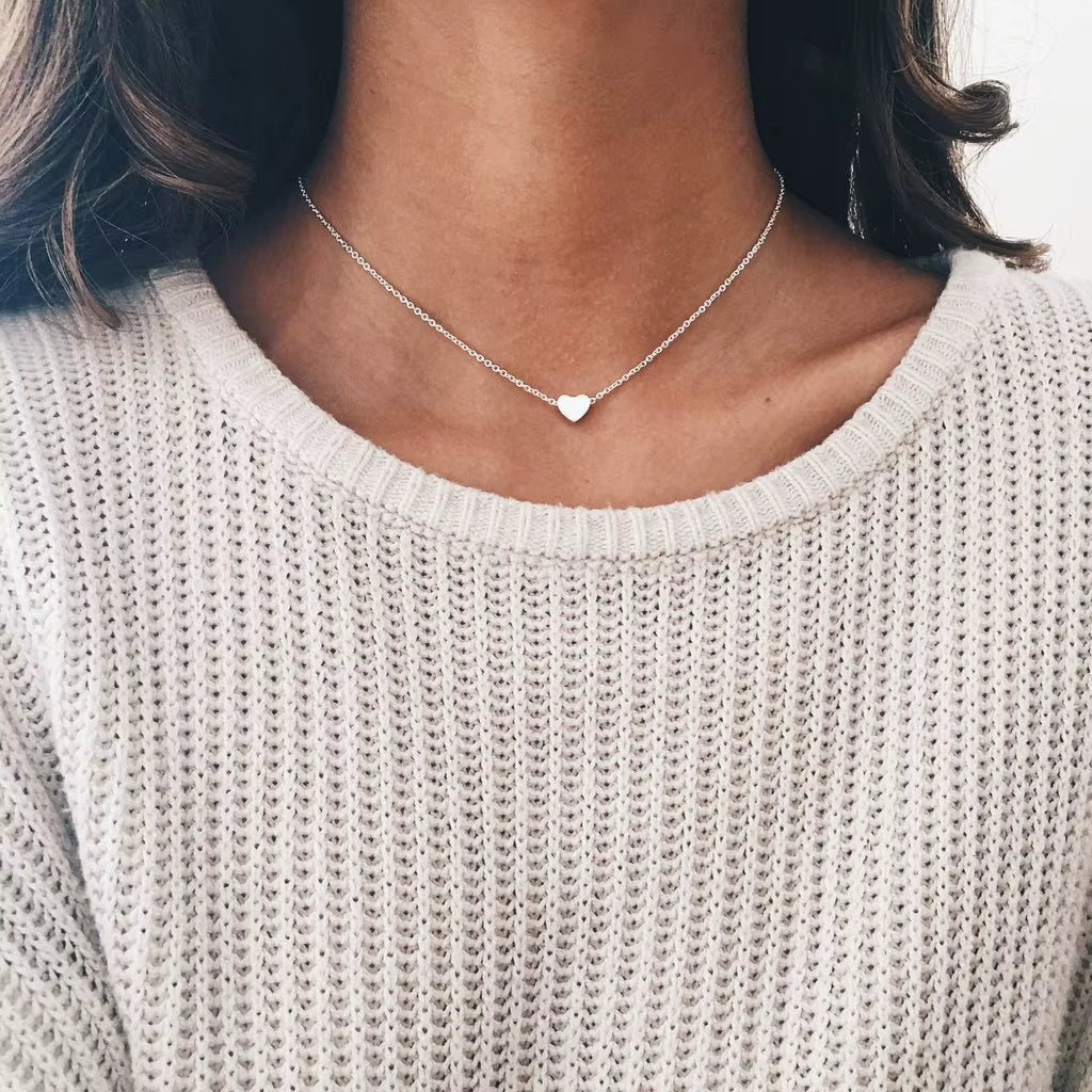 Collier Court et Fin avec Coeur sur une femme avec un haut beige