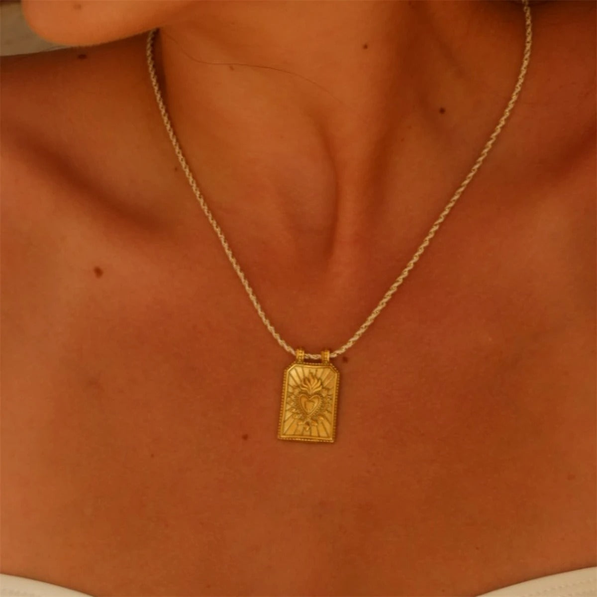 Collier Femme Pendentif Carte Tarot Cœur doré sur corde jaune autour du coup d'une femme.