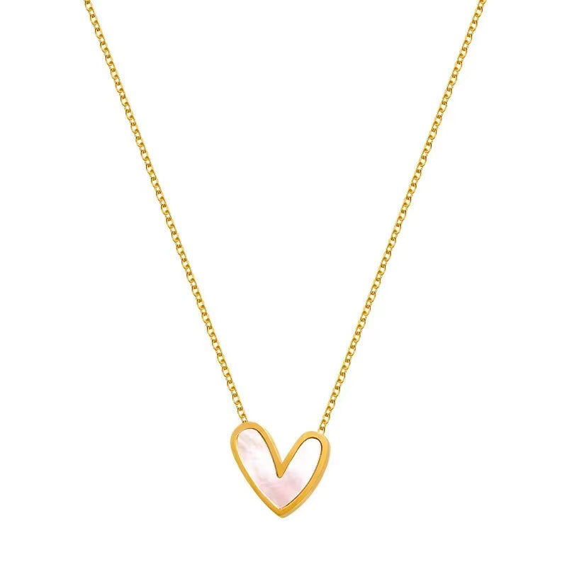Collier Fin Coeur Nacré sur fond blanc