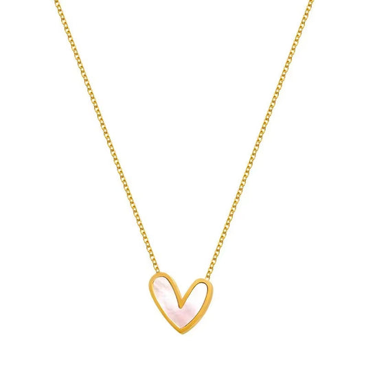 Collier Fin Coeur Nacré sur fond blanc