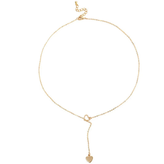 Collier Fin Pendant à Coeur sur fond blanc