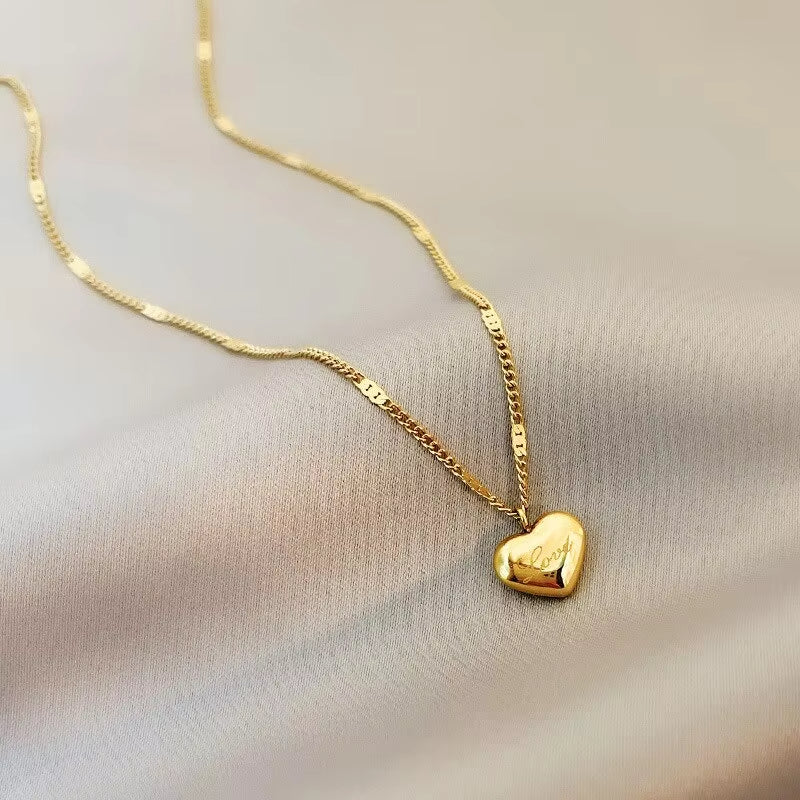 Collier Fin Pendentif Coeur "Love" sur fond beige