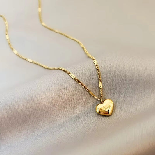 Collier Fin Pendentif Coeur "Love" sur fond beige