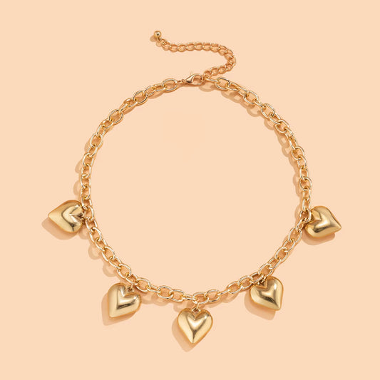 Collier Grosse Maille Pendentif Coeur sur fond beige