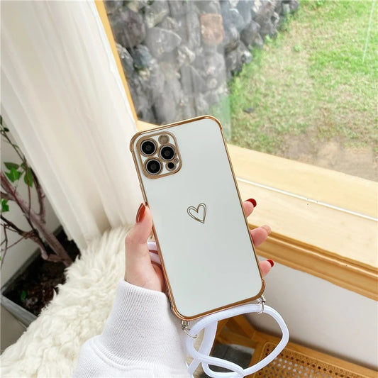 Coque de Telephone Cœur Doré Avec Cordon iPhone blanc dans la main d'une femme