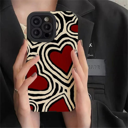 Coque de Telephone Cœur Graphique iPhone sur un iPhone, dans les mains d'une femme