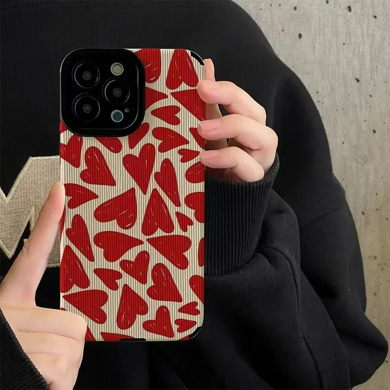 Coque de Telephone Cœurs Rouges iPhone dans les mains d'une personne qu'on ne voit pas
