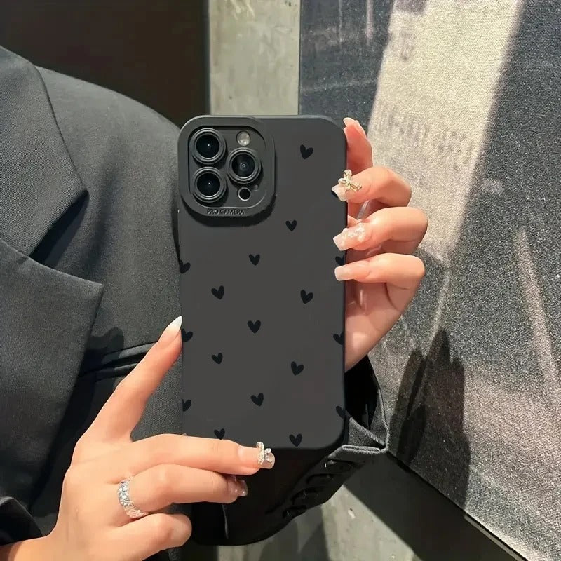 Coque de Téléphone Petits Cœurs Noirs iPhone, sur un iPhone dans les mains d'une femme