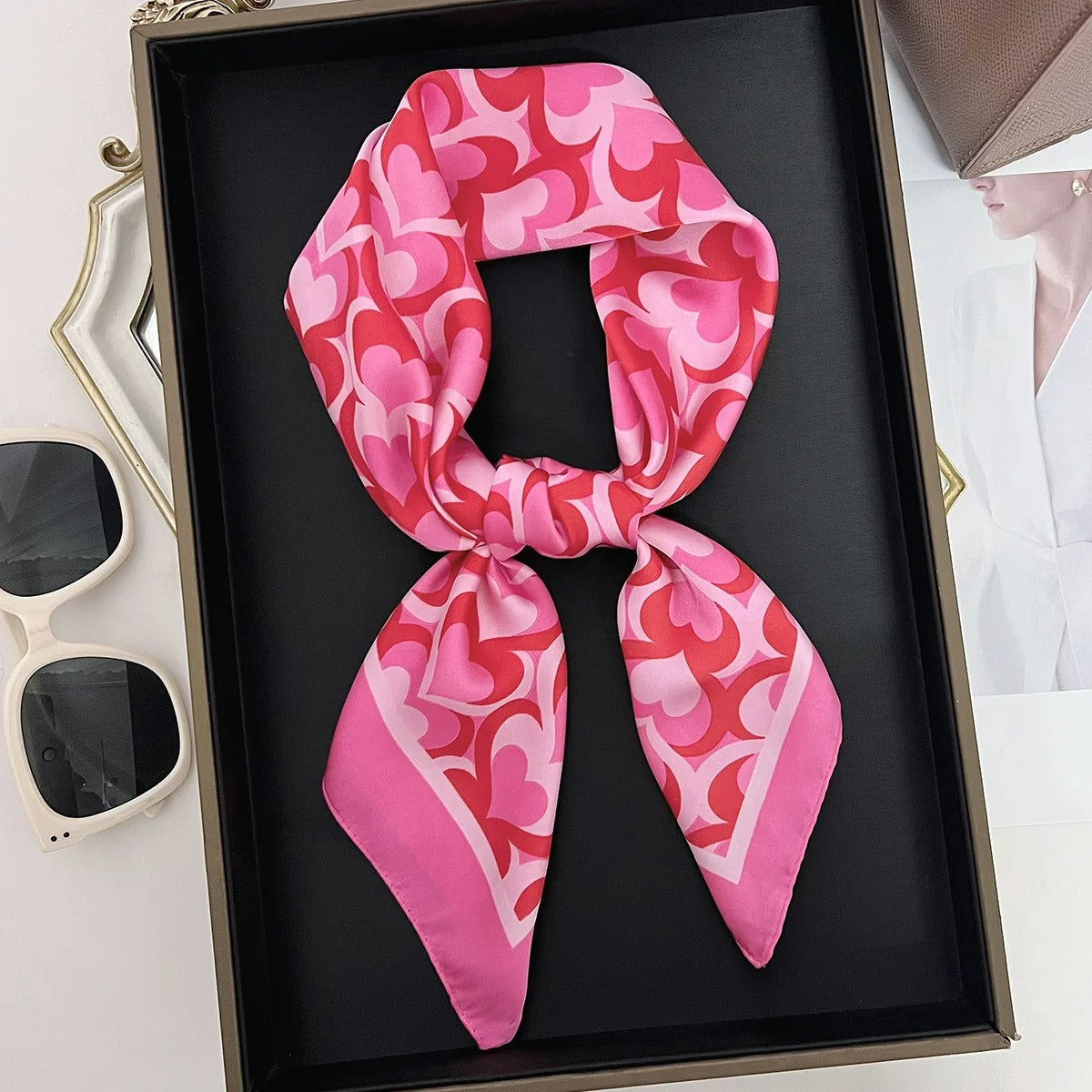 Foulard Femme Carrée Imprimée Cœurs présenté noué dans une boite a fond noir