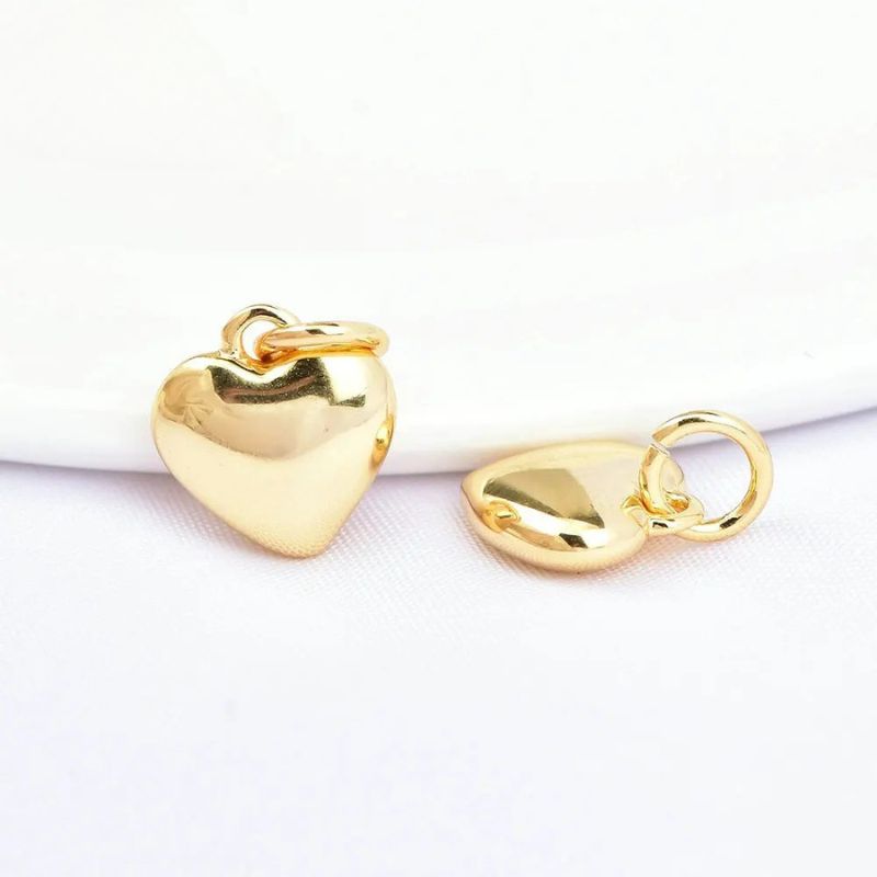 Lot 4 Pendentifs Femme Petit Cœur Doré, en lot de 2, sur fond blanc