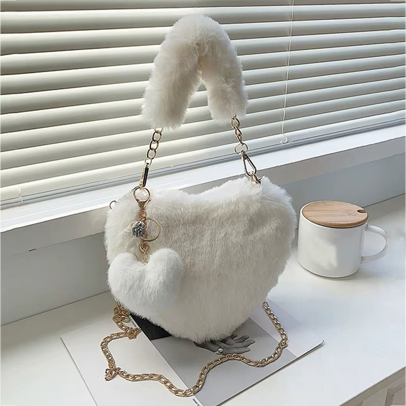 Petit Sac à Main Coeur en Fausse Fourrure sur un meuble blanc
