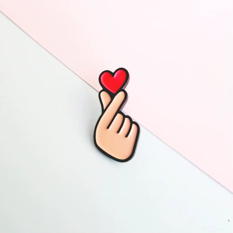 Petite Broche Coeur en Métal sur fond blanc et rose