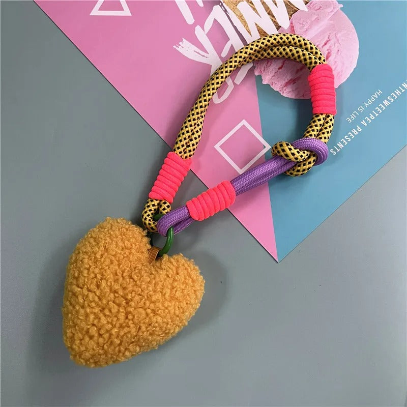 Porte Clé Original Cœur Peluche jaune présenté sur fond gris et prospectus avec une glace