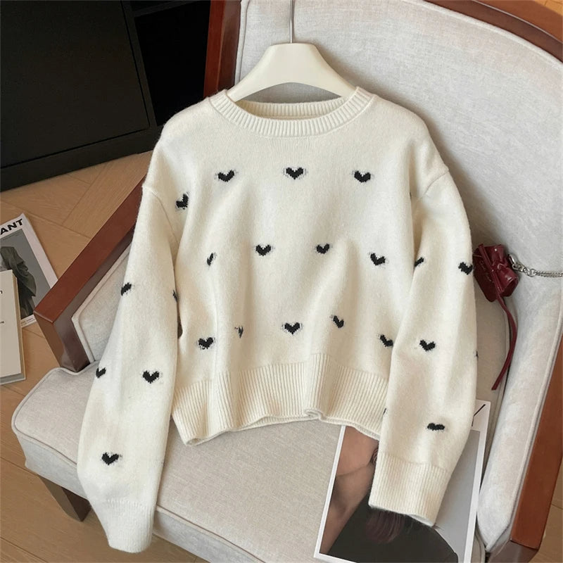 Pull Confortable Motif Coeur sur un cintre sur un fauteuil