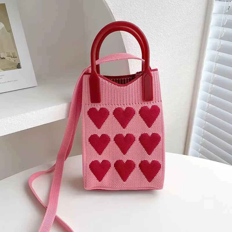 Sac à Main Coeur pour Téléphone Portable sur une table blanche