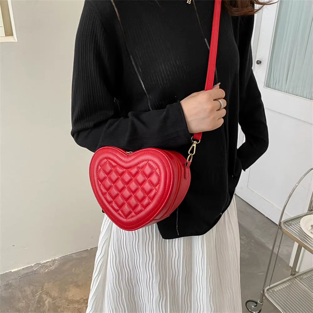 Sac à Main Femme Rouge en Forme de Coeur porté par une femme