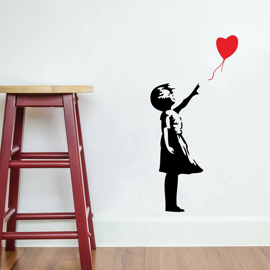 Stickers Muraux Bohème au Coeur qui S'envole sur un mur avec un tabouret à gauche