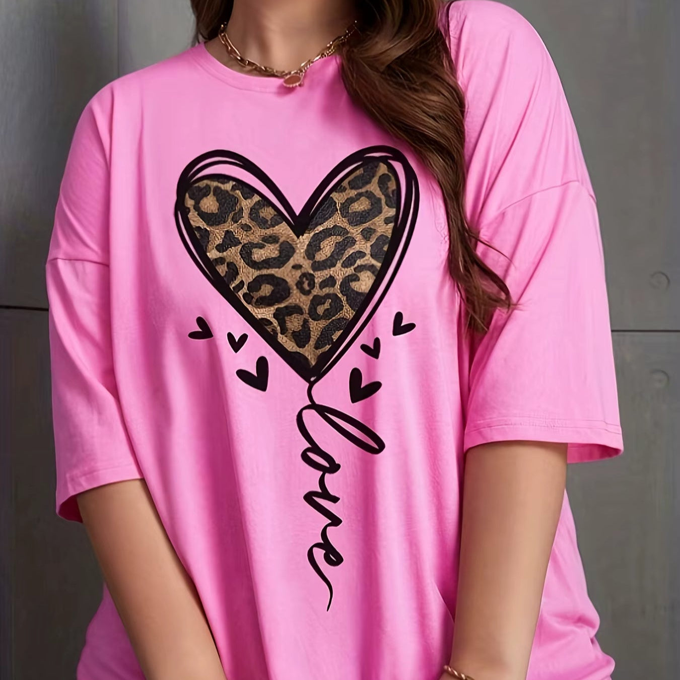 T-shirt Décontracté Motif Coeur Léopard sur une femme