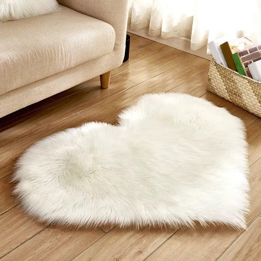 Tapis Blanc Coeur à Poil Long posé sur le sol