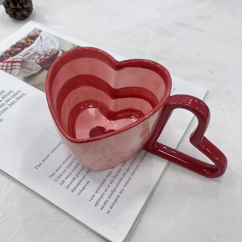 Tasse à Café en Céramique en Forme de Cœur sur un livre sur fond gris