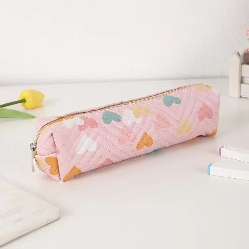 Trousse Crayon Coeur sur fond gris