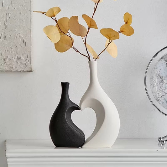 Vase en Coeur Design et Moderne sur fond gris avec des fleurs