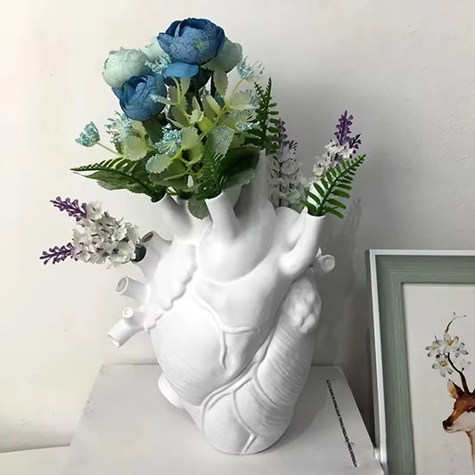 Vase en Coeur Réaliste Design sur fond gris avec des fleurs